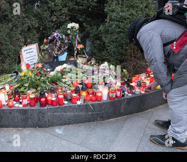 Am 1. Januar zündeten Menschen auf dem Bürgersteig auf dem Wenzelsplatz in Prag, Tschechische Republik, Kerzen an der Gedenktafel für Jan Palach und Jan Zajic an Stockfoto