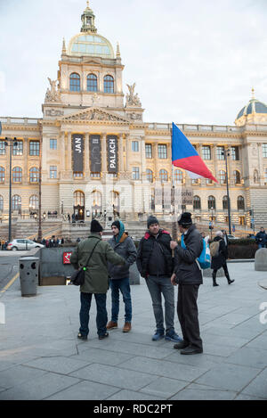 Schwarze Fahnen zum Gedenken an den verstorbenen Studenten Jan Palach mit seinem Namen und seiner Silhouette hängen am Gebäude des Nationalmuseums in Prag, Tschechische Republik, Wedn Stockfoto