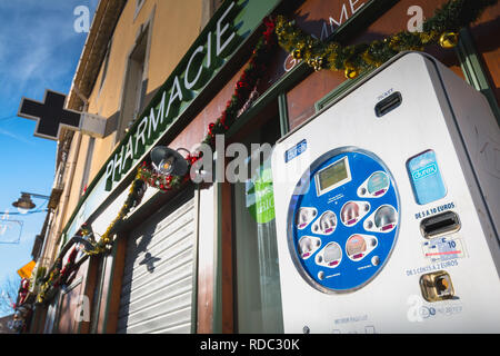 Marseillan, Frankreich - 30. Dezember 2018: Kondom Distributor vor einer Apotheke in der Innenstadt an einem Wintertag Stockfoto