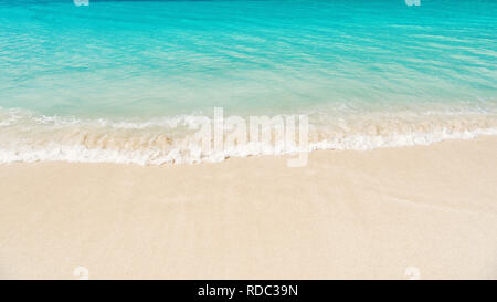 Schöne Marine View auf aribbean Meer Küste mit sauberen Wellen surfen Ozean Wasser am Sandstrand in St. Johannes, Antigua am sonnigen Tag als natürlichen Hintergrund Stockfoto