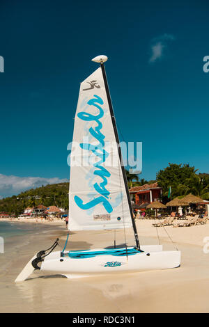 St. Johns, Antigua - März 05, 2017: Yacht zu Wasser und sandigen Küste am Strand sonnig. Sandalen Yacht für Touristen im Sommer Strand in der Werft von St. Johns, Antigua. Reisen und Ferien Stockfoto