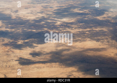 Luftaufnahme flauschige Wolken über Sahara Wüste Landschaft in Ägypten Stockfoto