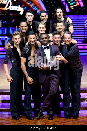 Moderator Erz Oduba (vorne Mitte) wirft mit AJ Pritchard, Joe Sugg, Johannes Radebe, Graziano Di Prima, Aljaz Skorjanec, Giovanni Pernice, Dr Ranj Singh, Pasha Kowaljow und Graeme Swann bei einem Fotoshooting vor der Eröffnung der Nacht der streng Come Dancing Tour 2019 an der Arena Birmingham, Birmingham. Bild Datum: Donnerstag, 17. Januar 2019. Photo Credit: Aaron Chown/PA-Kabel Stockfoto