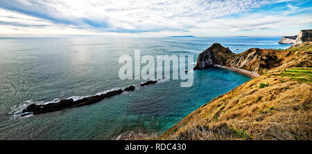 Durdle Door ist ein natürlicher Kalkstein Bogen auf der Jurassic Coast in der Nähe von Lulworth in Dorset, England. Stockfoto