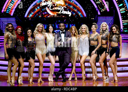 Moderator Erz Oduba (vorne Mitte) Luba Mushtuk (links) Dianne Buswell, Janette Manrara, Faye Tozer, Lauren Steadman, Stacey Dooley, Ashley Roberts, Karen Clifton, Nadiya Bychkova und Amy Dowden für Fotografen bei einem Fotoshooting Pose vor der Eröffnung der Nacht der streng Come Dancing Tour 2019 an der Arena Birmingham, Birmingham. Bild Datum: Donnerstag, 17. Januar 2019. Photo Credit: Aaron Chown/PA-Kabel Stockfoto