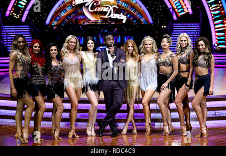 Moderator Erz Oduba (vorne Mitte) Luba Mushtuk (links) Dianne Buswell, Janette Manrara, Faye Tozer, Lauren Steadman, Stacey Dooley, Ashley Roberts, Karen Clifton, Nadiya Bychkova und Amy Dowden für Fotografen bei einem Fotoshooting Pose vor der Eröffnung der Nacht der streng Come Dancing Tour 2019 an der Arena Birmingham, Birmingham. Bild Datum: Donnerstag, 17. Januar 2019. Photo Credit: Aaron Chown/PA-Kabel Stockfoto