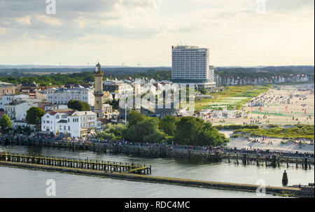 Hafeneinfahrt von Warnemünde, Deutschland - Blick über den Strand Stockfoto