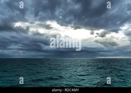 Wolken über dem Ozean - Ostsee Stockfoto