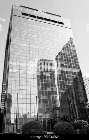 Miami, USA - 30. Oktober 2015: skyscraper Gebäude mit Glasfassade an blauen Himmel. Architektur und Design. Gewerbliche Immobilien oder Immobilien. Erfolg und Zukunft Konzept. Stockfoto