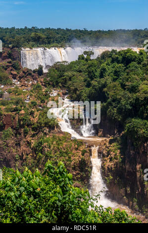 Die Iguazu Wasserfälle, die von der brasilianischen Seite aus gesehen Stockfoto