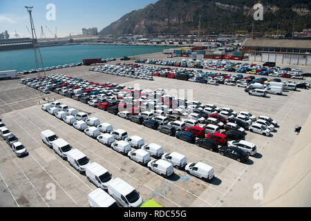 Barcelona, Spanien - 30. März 2016: Reihen von Autos auf dem Parkplatz im Hafen. Auto Export und Import. Auto Versand. Liefer- Aktivität. Handel und Auto Handel. Stockfoto