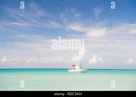 Yacht in See von St. Johns, Antigua. Yachtcharter auf der idyllischen Seenlandschaft. Sommer Urlaub auf der tropischen Insel. Reisen mit dem Meer auf der Yacht. Abenteuer dort ist. Entdeckung. Yachtcharter Reisen durch das Meer. Stockfoto