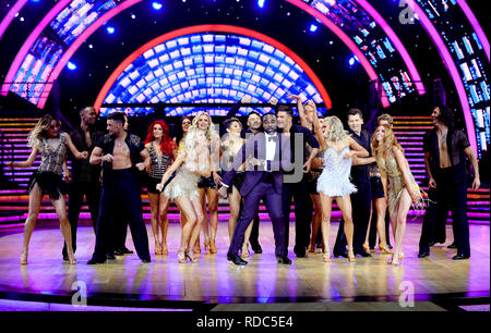 Host Erz Oduba (Mitte) Tänze mit den Prominenten und professionelle Tänzer, die in der streng Tour bei einem Fotoshooting vor der Eröffnung der Nacht der streng Come Dancing Tour 2019 an der Arena Birmingham, Birmingham. Bild Datum: Donnerstag, 17. Januar 2019. Photo Credit: Aaron Chown/PA-Kabel Stockfoto