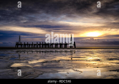 Die Reste einer alten Landung Steg am Strand in Lytham St Annes, nera Blackpool an der Fylde Coast. Stockfoto