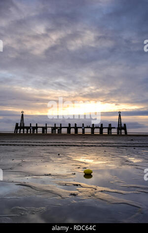 Die Reste einer alten Landung Steg am Strand in Lytham St Annes, nera Blackpool an der Fylde Coast. Stockfoto