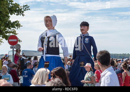 Riesige Figuren von Flipp und Zabeth Tanz durch die Massen an der Fete-de-la-Mer in Le Crotoy Stockfoto