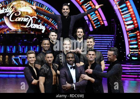 Moderator Erz Oduba (vorne Mitte) wirft mit AJ Pritchard, Joe Sugg, Johannes Radebe, Graziano Di Prima, Aljaz Skorjanec, Giovanni Pernice, Dr Ranj Singh, Pasha Kowaljow und Graeme Swann bei einem Fotoshooting vor der Eröffnung der Nacht der streng Come Dancing Tour 2019 an der Arena Birmingham. Stockfoto