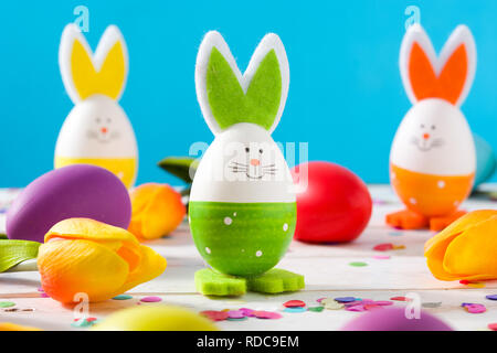 Osterferien Konzept mit bunten Ostern Kaninchen auf blauem Hintergrund Stockfoto
