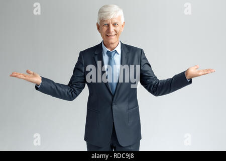 Business Lifestyle. Unternehmer stehen isoliert auf graue Hände beiseite lächelt glücklich Stockfoto