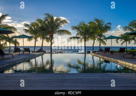 Infinity Pool im Resort in Mauritius bei Sonnenuntergang Stockfoto