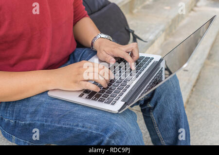 Mann mit Laptop Stockfoto
