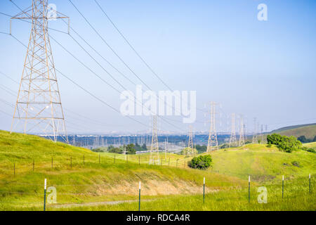 Hohe Spannung Strom Türme am Morgen auf einem blauen Himmel Hintergrund, Kalifornien Stockfoto