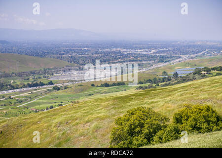 Der Bayshore Freeway und die PG&E Metcalf strom Umspannwerk, South San Jose, San Francisco Bay Area, Kalifornien Stockfoto