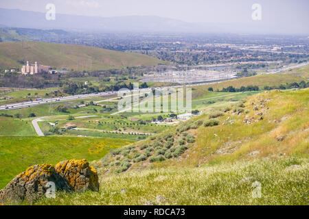 Der Bayshore Freeway und die PG&E Metcalf strom Umspannwerk, South San Jose, San Francisco Bay Area, Kalifornien Stockfoto