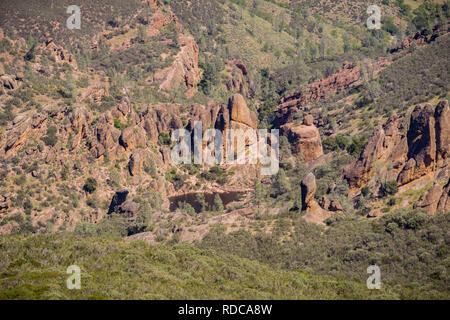 Luftaufnahme von Bear Gulch Behälter und der Umgebung, Pinnacles National Park, Kalifornien Stockfoto