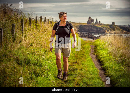 Europa, Großbritannien, Schottland, Küste, Küstenwanderweg, Fife Coastal Path, St. Monans, Frau, Wandern Stockfoto