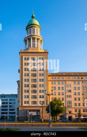 Berlin, Berlin/Deutschland - 2018/07/30: Panoramablick auf das Frankfurter Tor Türme - Frankfurter Tor - Hauptplatz im friedrichshein Quartal Stockfoto