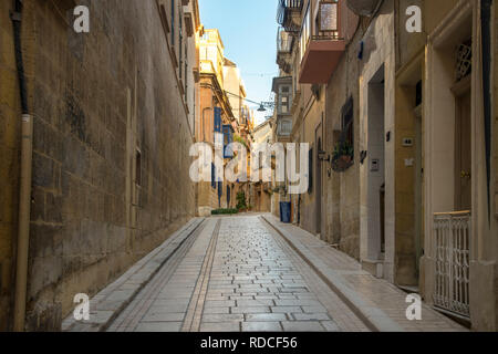 Die engen Straßen von Vittoriosa, Malta. Traditionelles Gebäude aus Kalkstein und überdachte Balkone. Stockfoto