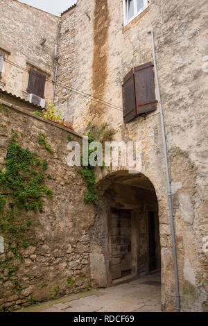 Ein Gebäude im historischen Dorf Vodnjan (dignano) in Istrien, Kroatien Stockfoto