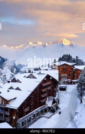 In Arc 2000 bis zum Mont Blanc, wie die Sonne aufgeht. Stockfoto