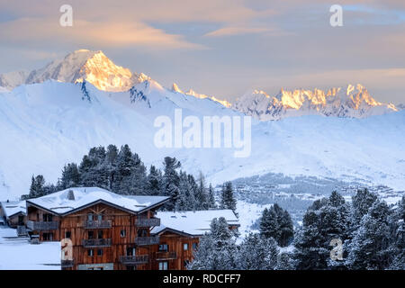 In Arc 2000 bis zum Mont Blanc, wie die Sonne aufgeht. Stockfoto