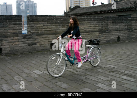 Radfahrer auf der Stadtmauer Xian China Stockfoto