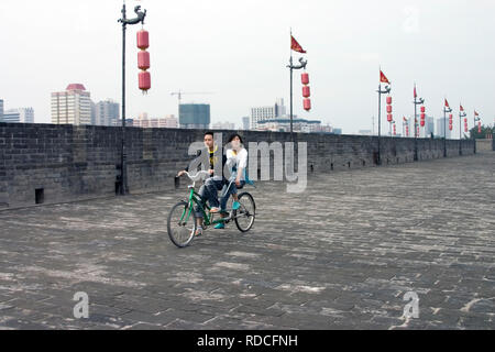 Radfahrer auf der Stadtmauer Xian China Stockfoto