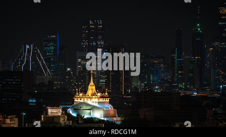 Golden Mount Temple in Bangkok bei Nacht (Wat Sraket oder Saket) Bangkok, Thailand. /Golden Mount Temple öffentlichen Sehenswürdigkeiten in Thailand. Stockfoto