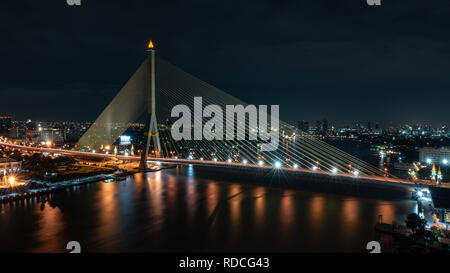 Rama VIII Rama (8) Bridge bei Nacht in Bangkok und Chaopraya River, Thailand Stockfoto