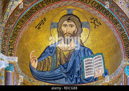 Der Christus Pantokrator Mosaik in der Kathedrale San Salvatore. Cefalu, Sizilien, Italien Stockfoto