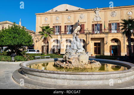 Brunnen und Rathaus auf einem Platz in der Nähe der Kathedrale. Monreale, Sizilien, Italien Stockfoto