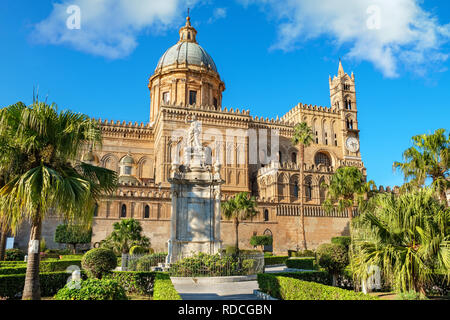 Santa Rosalia Statue vor Palermo Kathedrale (Duomo di Palermo). Palermo, Sizilien, Italien, Europa Stockfoto