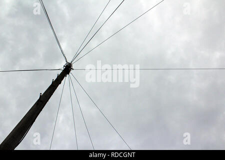 Telefonmast und Drähte gegen den Himmel, Brighton, England Stockfoto