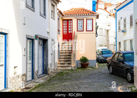 Street Scene von Ericeira, Portugal. Ericeira ist eine Gemeinde und Seebad/Fischerdorf an der Westküste von Portugal. Stockfoto