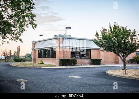 14. JULI 2017 - The Dalles, Oregon: einen verlassenen Fast Food Restaurant befindet sich im Verkauf in zentralen Oregon an einem Sommertag. Stockfoto