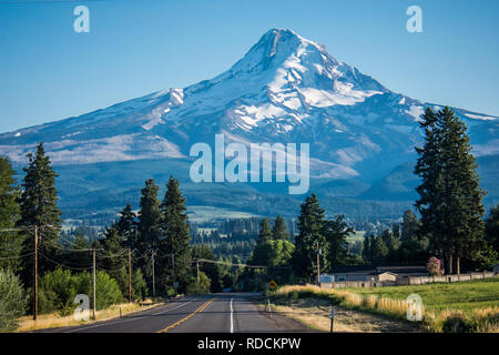 Die Straße durch den Mt. Hood's Fruit Loop mit Mt. Haube Berg im Hintergrund in Oregon drohenden Stockfoto