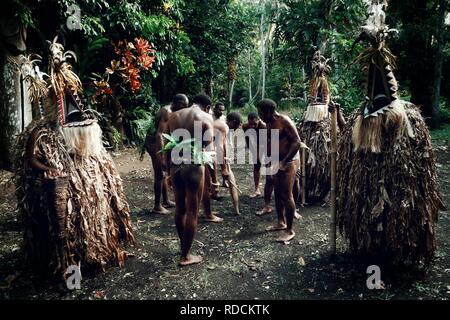 Olal, Ambrym Insel/Vanuatu - JUL 10 2016: Rom-Tänzer und ein Dorf chief sind ein magisches Tun am Rande des Regenwaldes Stockfoto