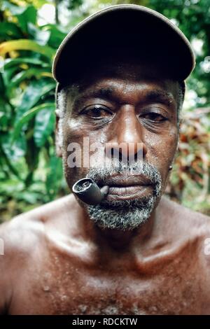 Olal, Ambrym Insel/Vanuatu - JUL 10 2016: Dorf chief mit einem kleinen Rohr- und Tief rote Augen Stockfoto