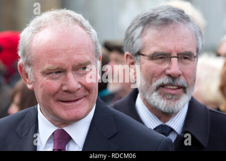 Martin McGuinness und Gerry Adams von Sinn Fein. Die Beerdigung von Tony Benn in St. Margaret's Kirche Westminster Abbey. 27. März 2014. Stockfoto