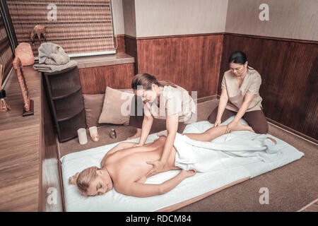 Blick von oben auf eine ruhige entspannte Frau in Öl Massage Stockfoto